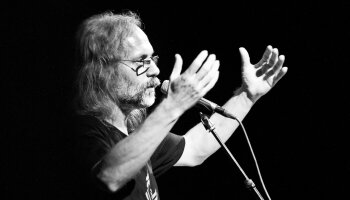 Sbírku Nevlastní uvede Petr Hruška v Ostravě, v Brně a v Košicích na festivalu Měsíc autorského čtení s vročením 2017. Foto: David Konečný